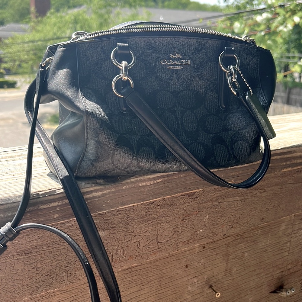 Coach bag in excellent condition. Has two zipper pockets and two inside pockets.
